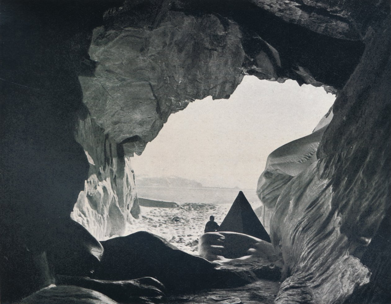 Penelope Noktasının Altındaki Mağarada Kamp, 1912, 1913 by G. Murray Levick