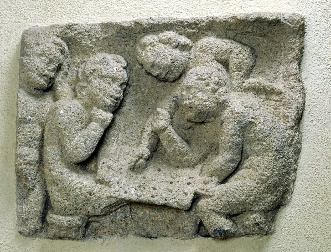Putti latronculi (taşlar) oynuyor by Gallo Roman