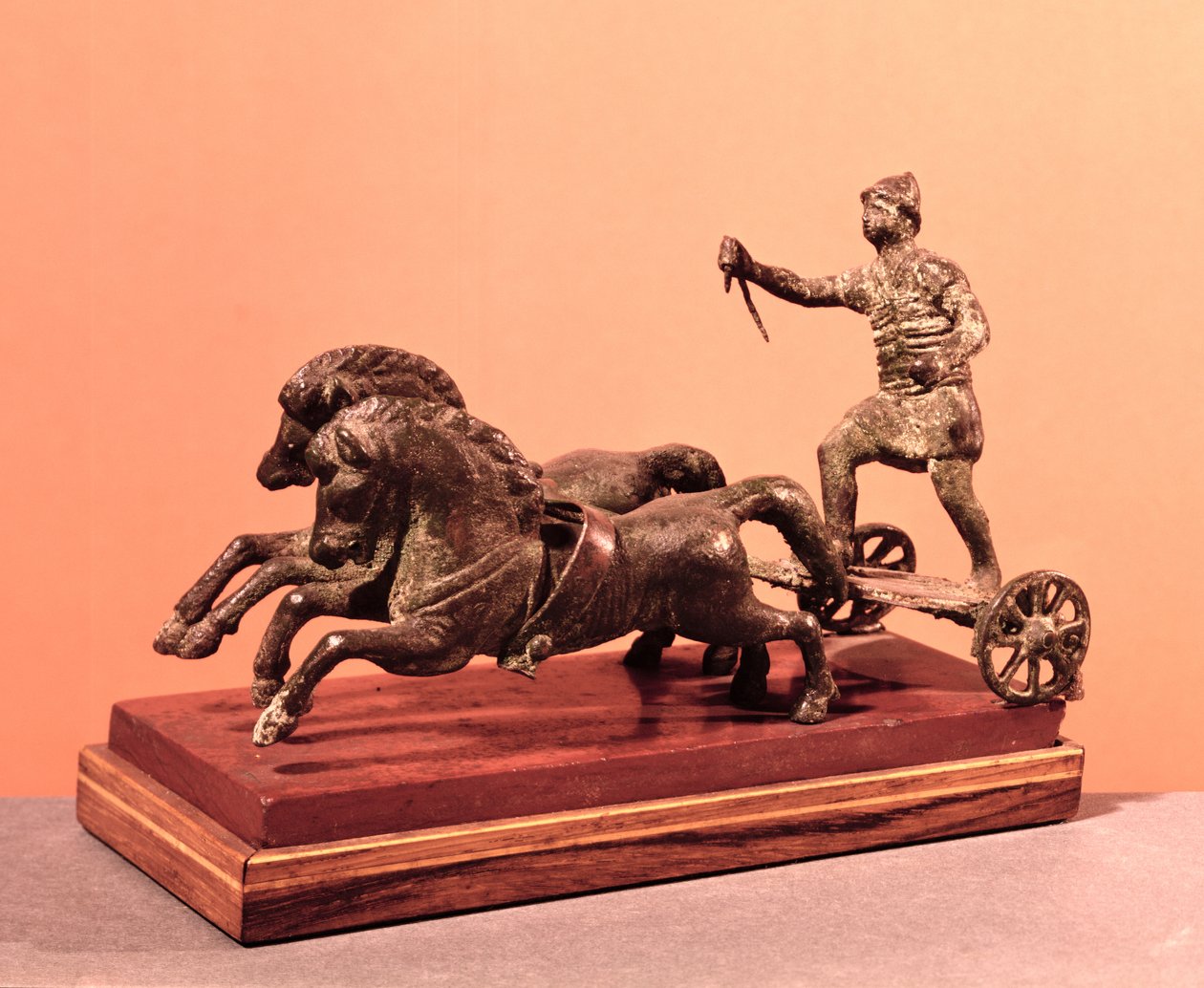 Dörtnala koşan iki atın çektiği Roma arabası (bronz) by Gallo Roman