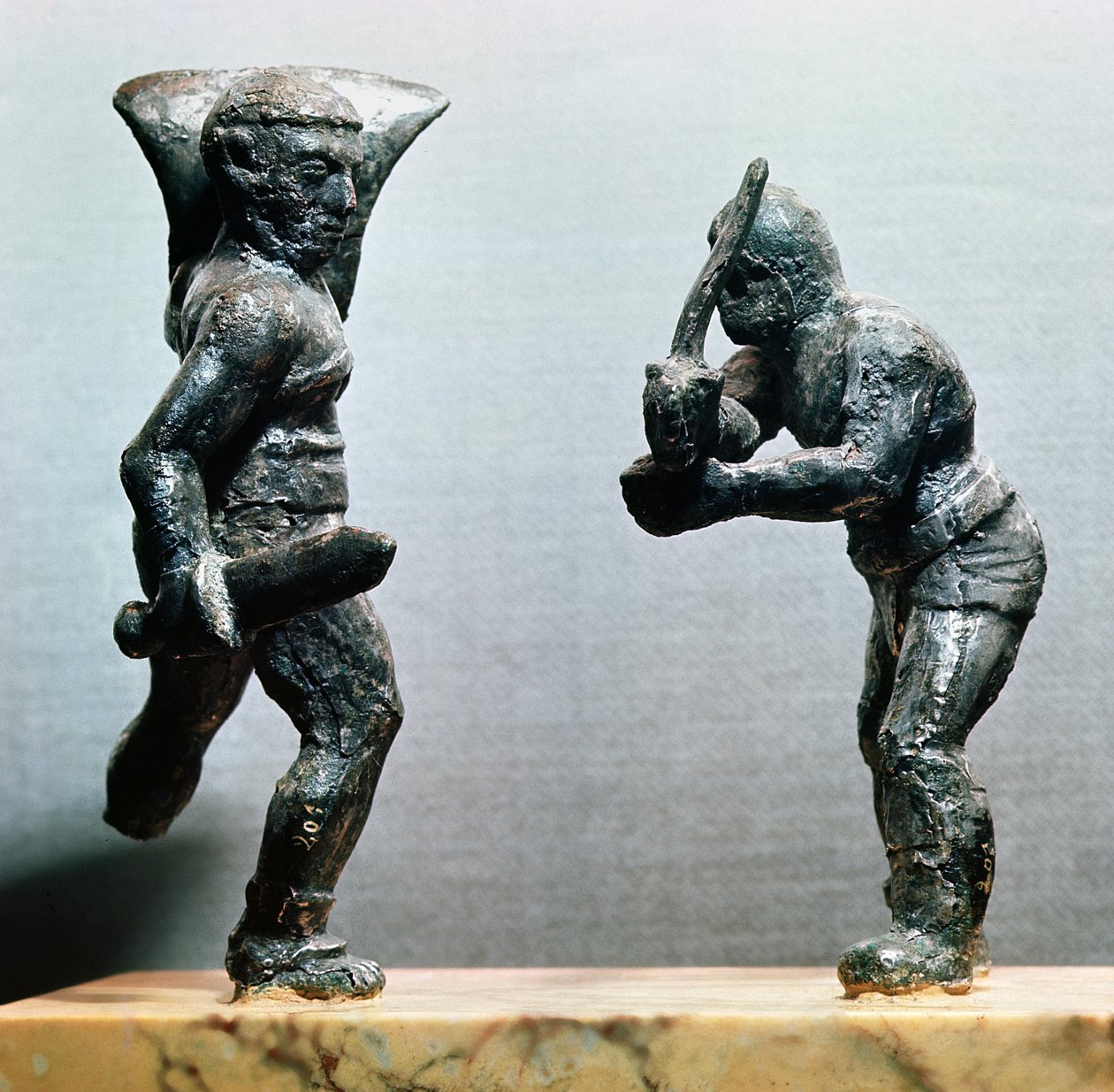 Savaşta iki gladyatör (bronz) by Gallo Roman
