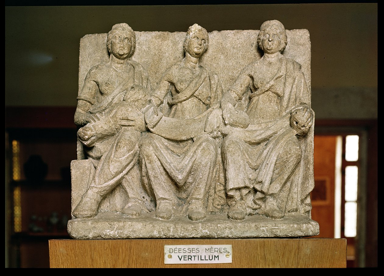 Üçlü bir ana tanrının adak heykeli by Gallo Roman