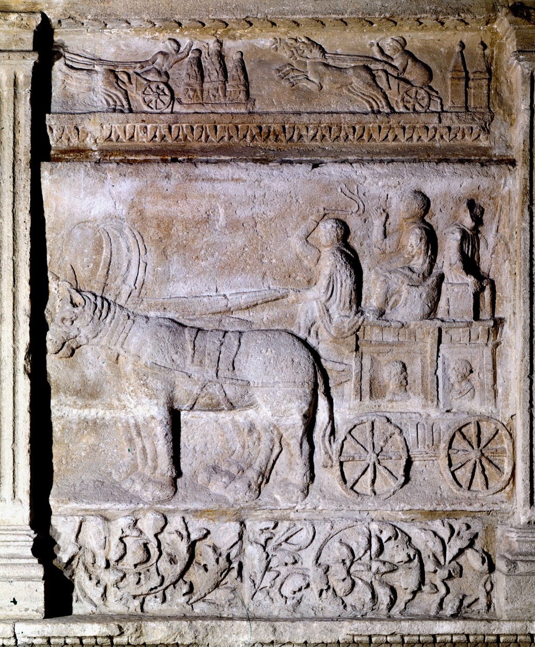Gallo-Roma döneminden, atların ateşlediği, yolcu taşıyan bir arabayı betimleyen alçak kabartma. Avignon, Musee Calvet by Gallo Roman Gallo Roman