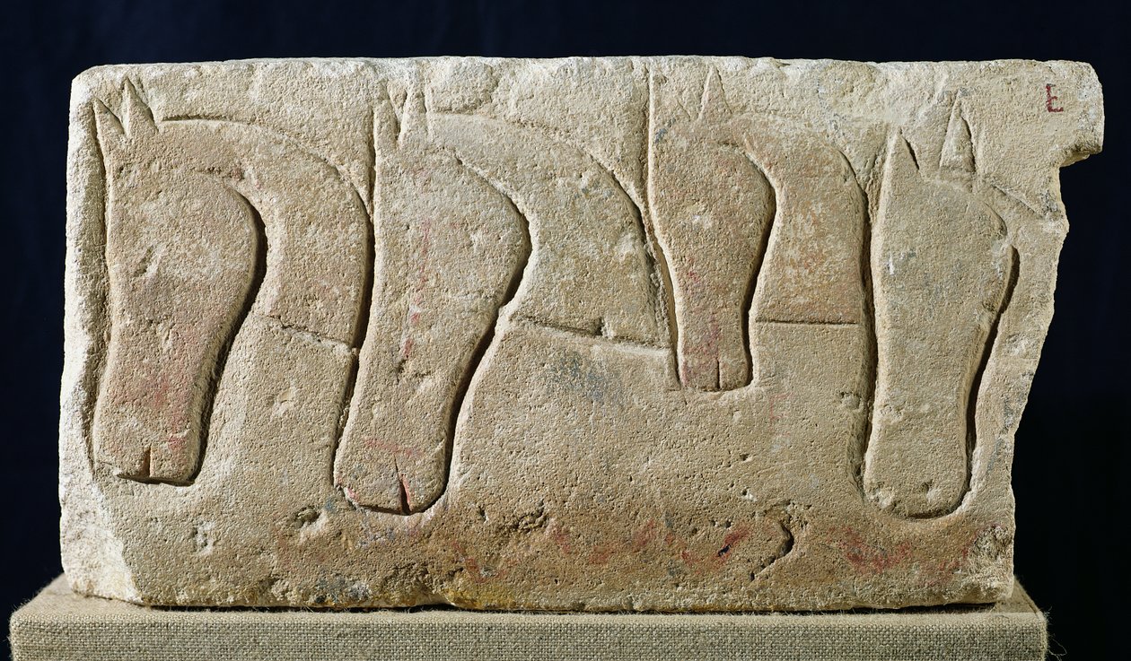 At başlarını betimleyen kabartmalı lento, Roqueperteuse'den, MÖ 4.-3. yy. by Gaulish