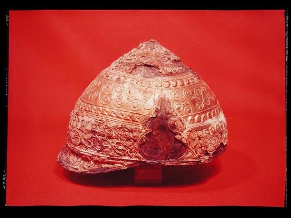 Miğfer, Amfreville, Eure, MÖ yaklaşık 275-225 (bronz, demir, altın ve emaye) (ayrıca bkz. 128301) by Gaulish