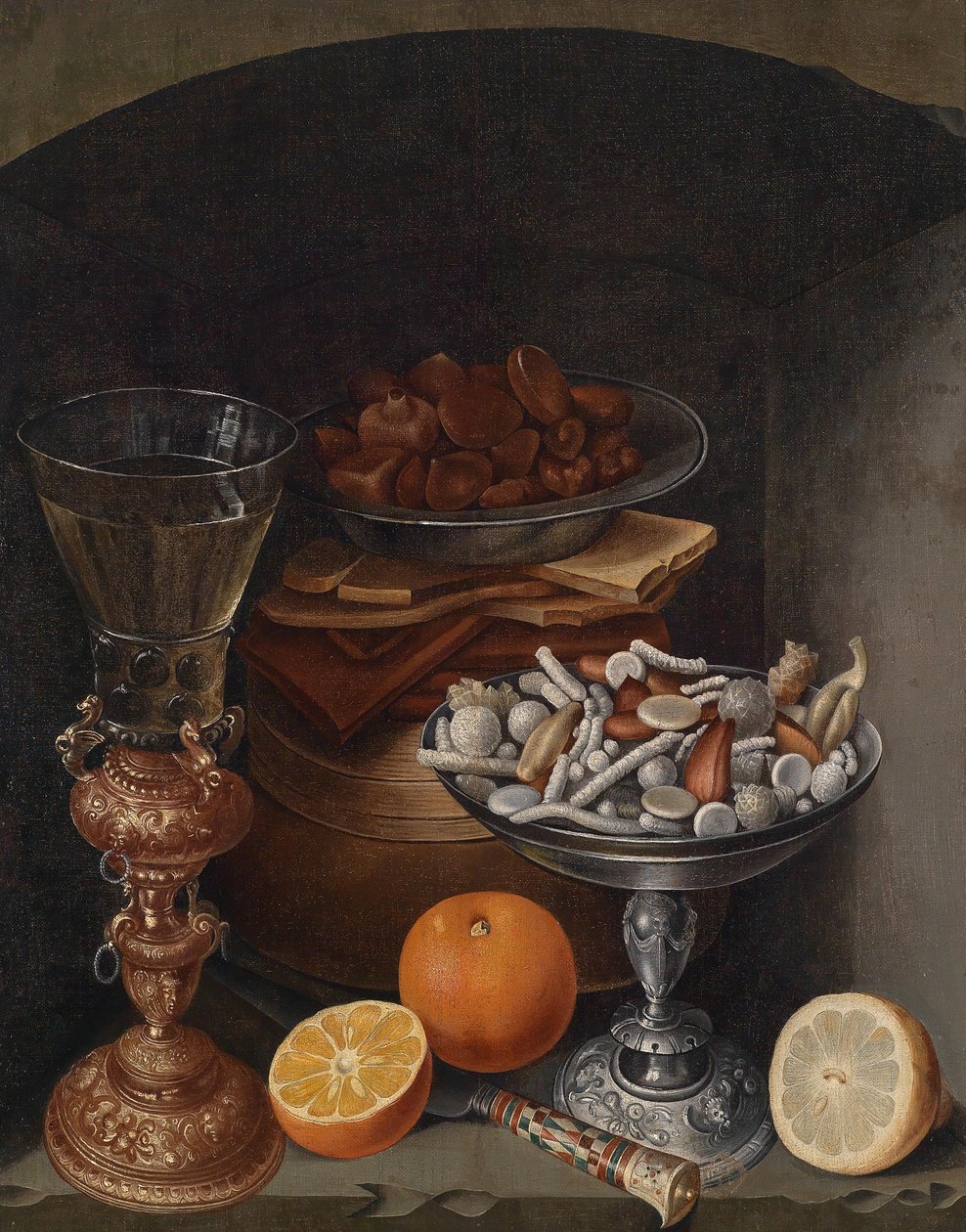 Bir şarap kadehi, portakal, mantarlı bir tabak ve gümüş bir kupa ile natürmort, 17. yüzyıl başları.. by Georg Flegel