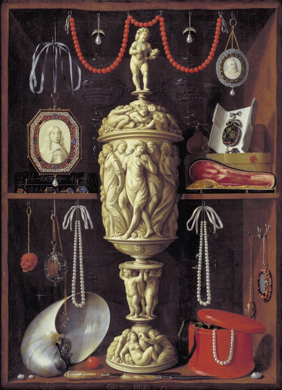 Sanat Objeleri ile Dolap by Georg Hainz