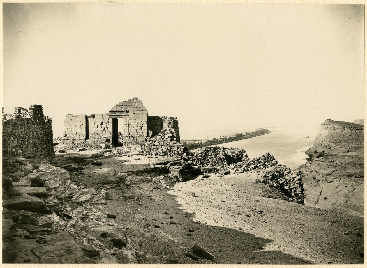 Arka planda Nil ile tapınak kalıntıları, Qasr Ibrim, Mısır, fotoğraf Georg Steindorff, 1930 civarı by Georg Steindorff
