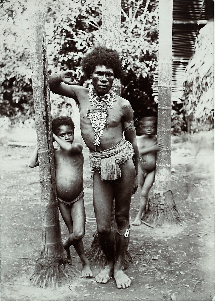 Adam ve iki çocuk, Papua Yeni Gine, 1899 (jelatin gümüş baskı) by George Brown