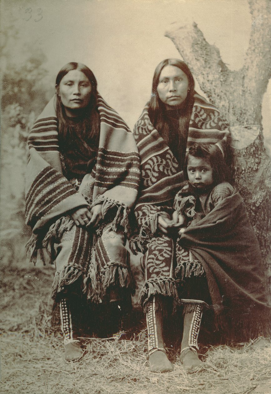 İki Komançi kadın ve küçük bir çocuk by George A. Addison