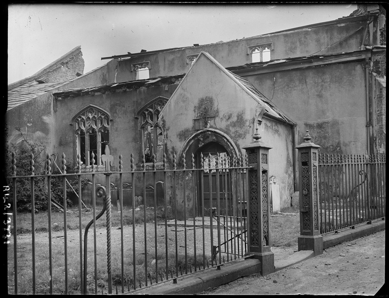 Aziz Benedict Kilisesi, Aziz Benedict Caddesi, Norwich, Norfolk, 1942. by George Bernard Mason