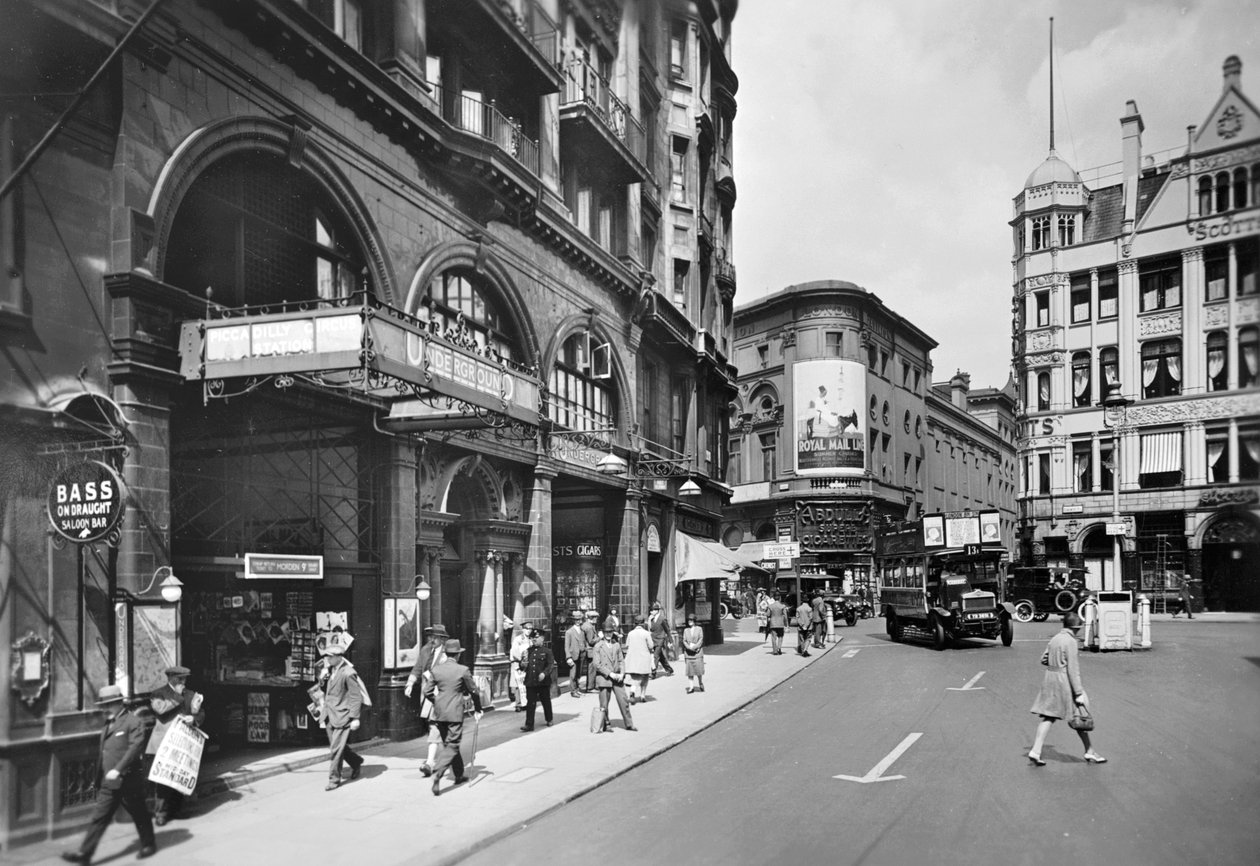 Piccadilly Circus İstasyonu, Haymarket girişi, Westminster, Londra, c1930s by George Davison Reid