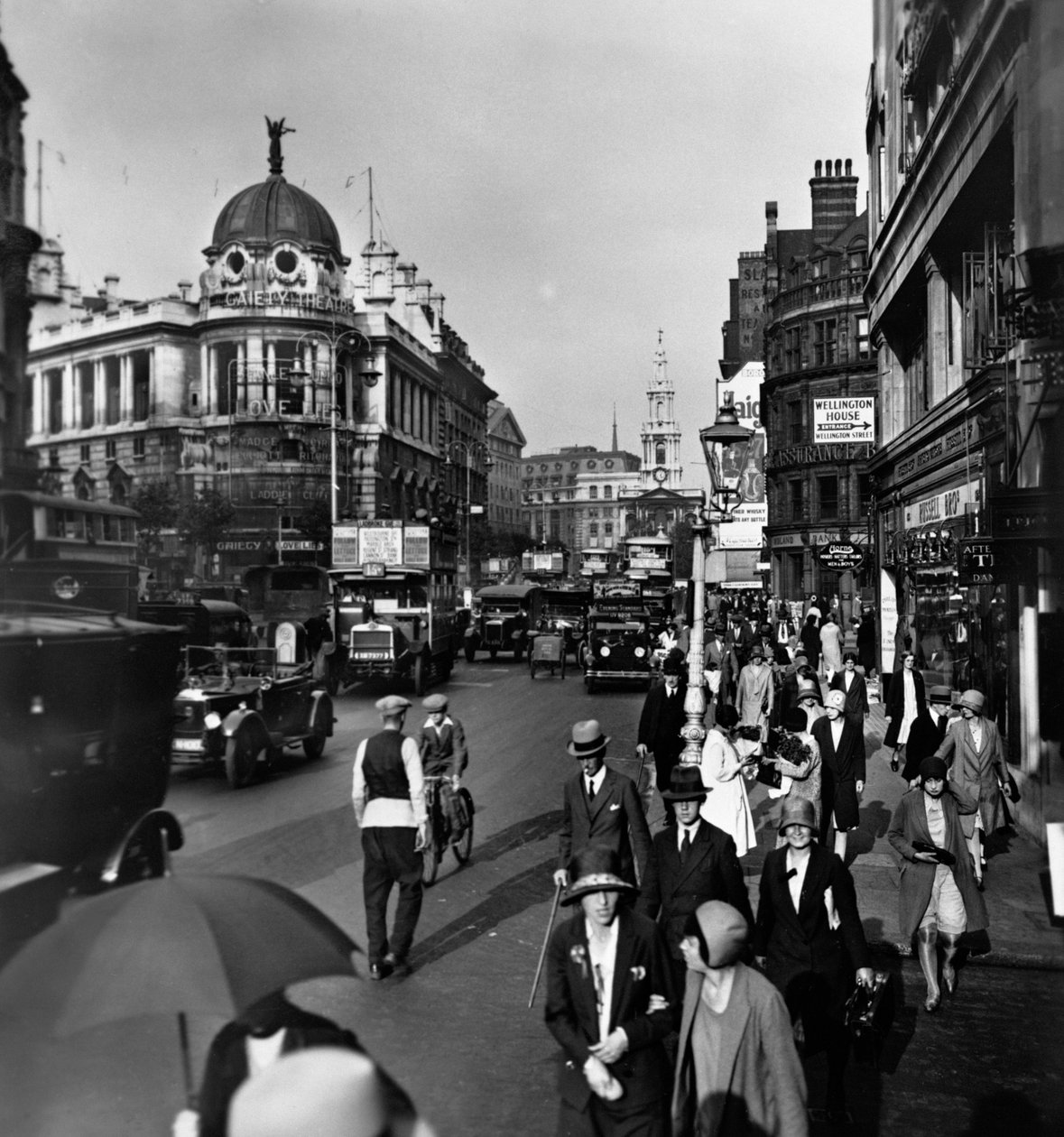 Solda Gaiety Tiyatrosu ve St Clement Danes, Westminster, Londra, c1920s ile Strand by George Davison Reid