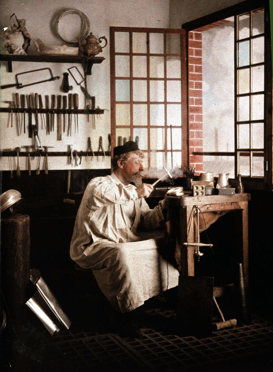 Orfevre stüdyosunda, autochrome, Georges Henry, v. 1910 by George F. Henry