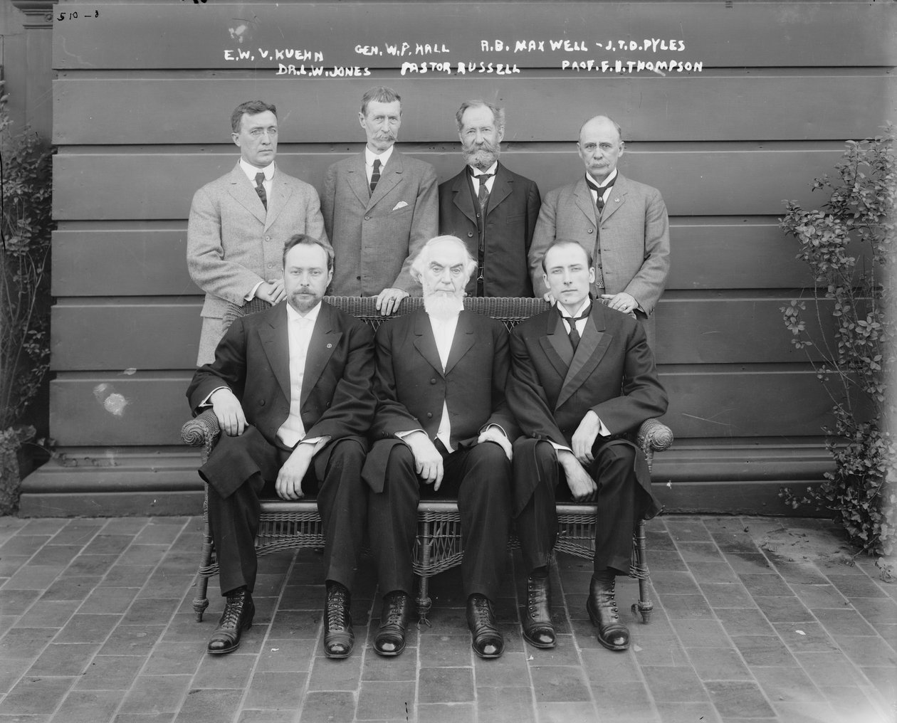 Charles Taze Russell (ortada), Ernest Wilson V. Kuehn, General William P. Hall, Robert B. Maxwell, J.T.D. Pyles, Dr. Leslie W. Jones, Profesör F.B. Thompson, 1911 by George Grantham Bain