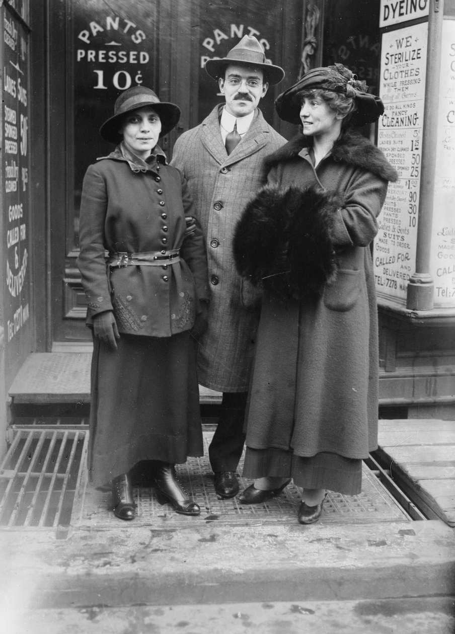 Fania Mindell, editör Harold Hersey ve Marian Bloom muhtemelen Bownsville davası sırasında çekilmiş, 1917 by George Grantham Bain