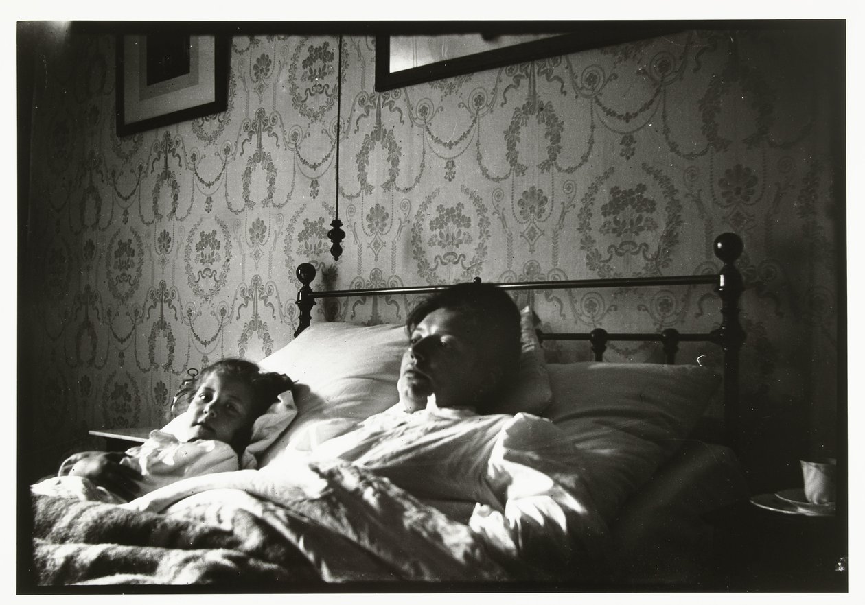 Marie Breitner ve yatakta uyanan bir kız by George Hendrik Breitner