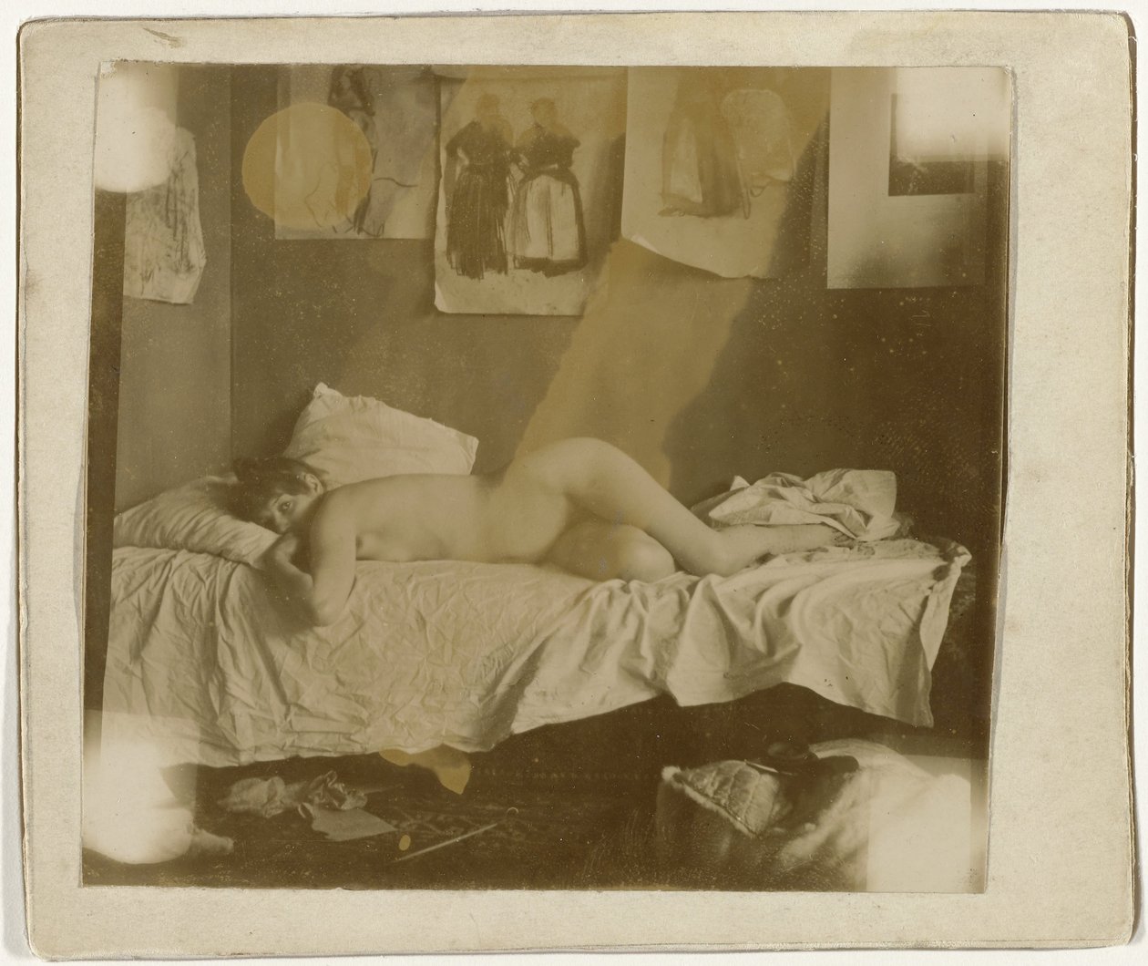 Marie Jordan bir yatakta çıplak yatarken by George Hendrik Breitner