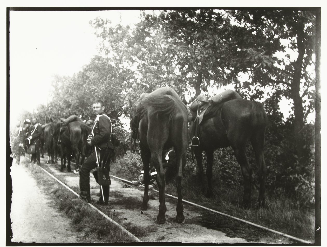 Bir tren yolu boyunca dinlenen süvari by George Hendrik Breitner