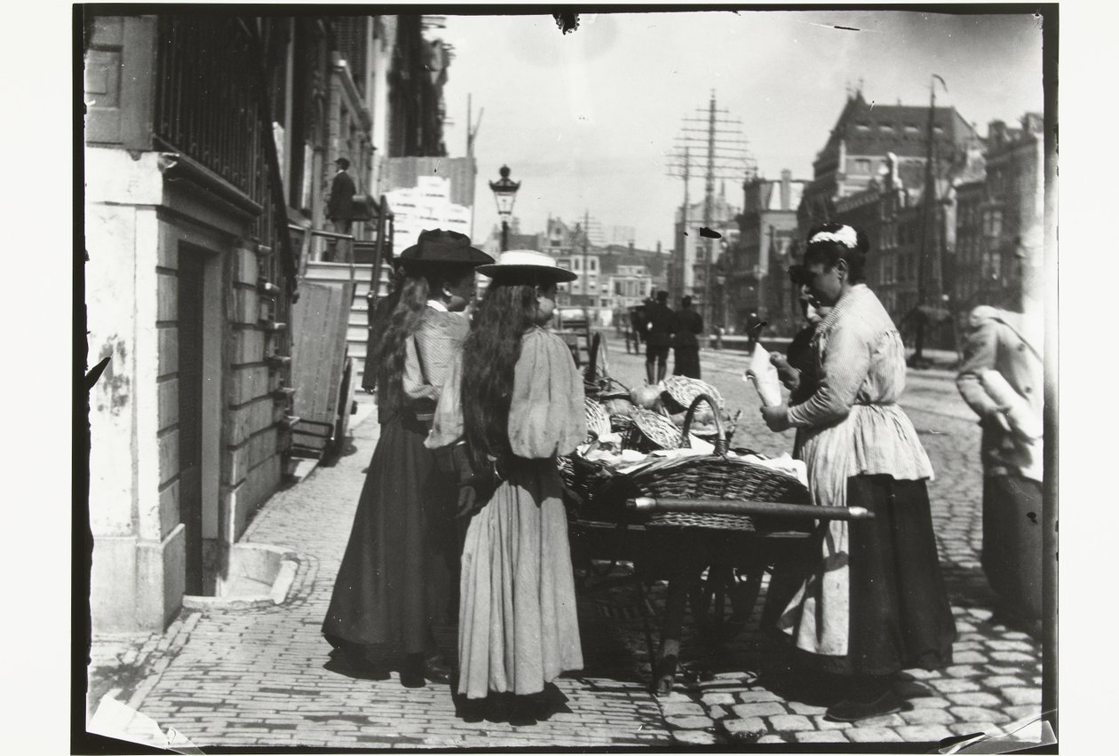 Amsterdam'daki Rokin'de bir el arabasından sokak satışı by George Hendrik Breitner