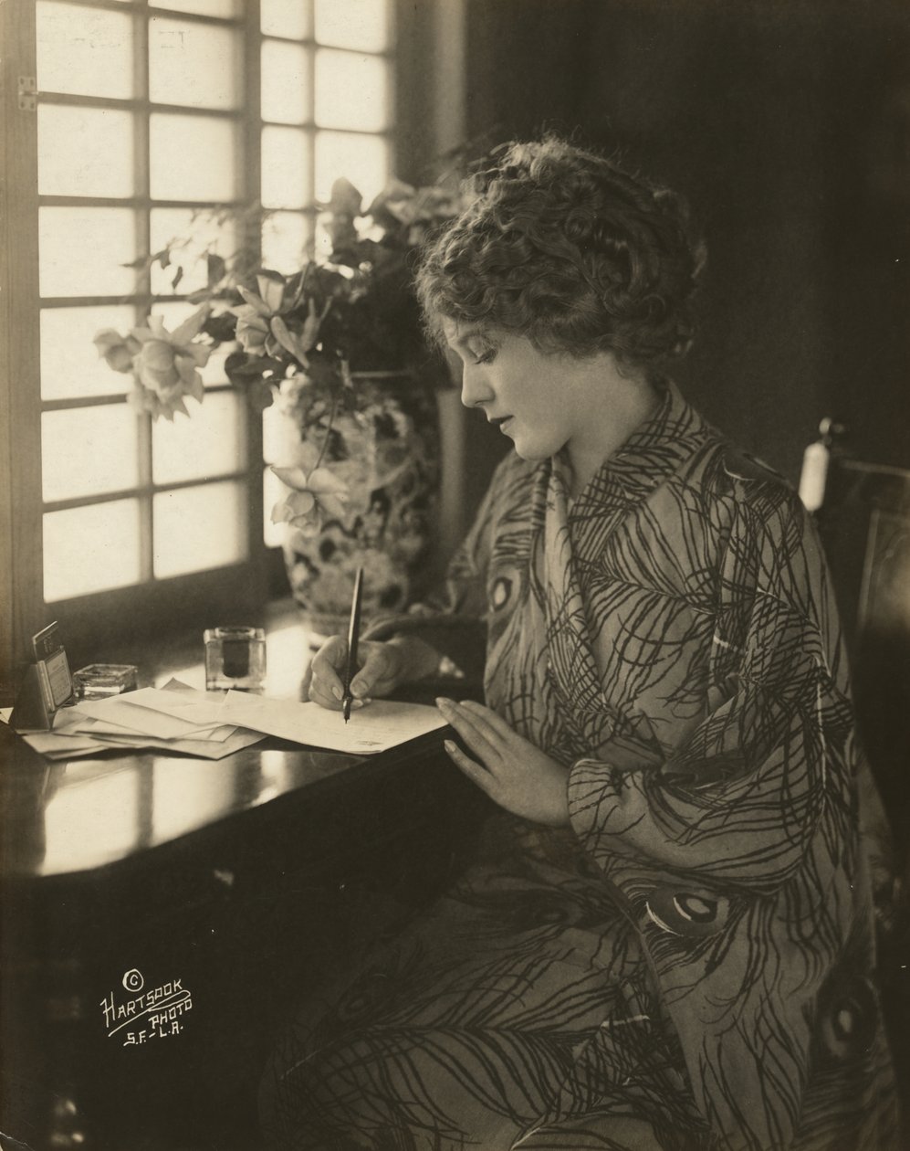 Mary Pickford, kimono giyiyor, masa başında yazıyor, 1918 dolayları (s/b fotoğraf) by Bartolome Esteban and studio Murillo