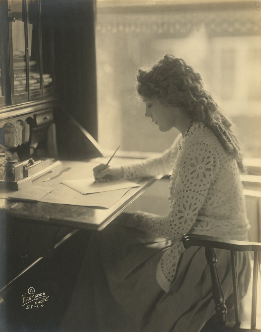 Mary Pickford masa başında yazı yazıyor, 1918 dolayları (s/b fotoğraf) by Bartolome Esteban and studio Murillo