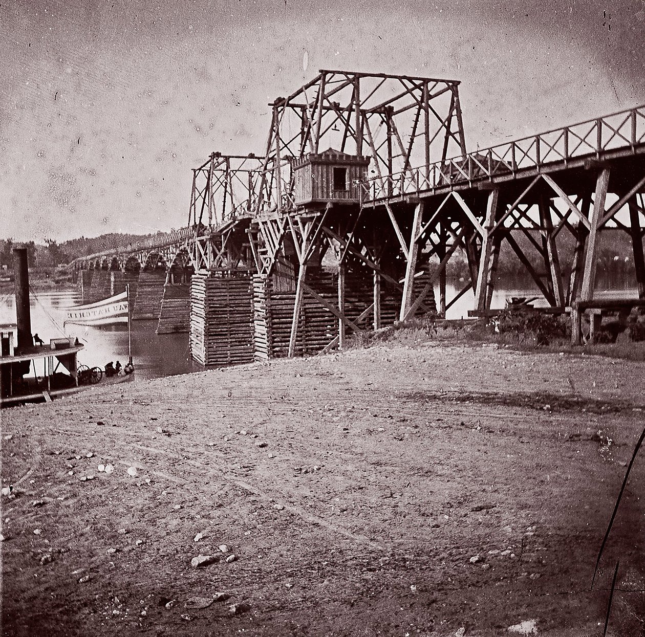 Chattanooga'da Tennessee Nehri Boyunca Köprü, yaklaşık. 1864. by George N. Barnard