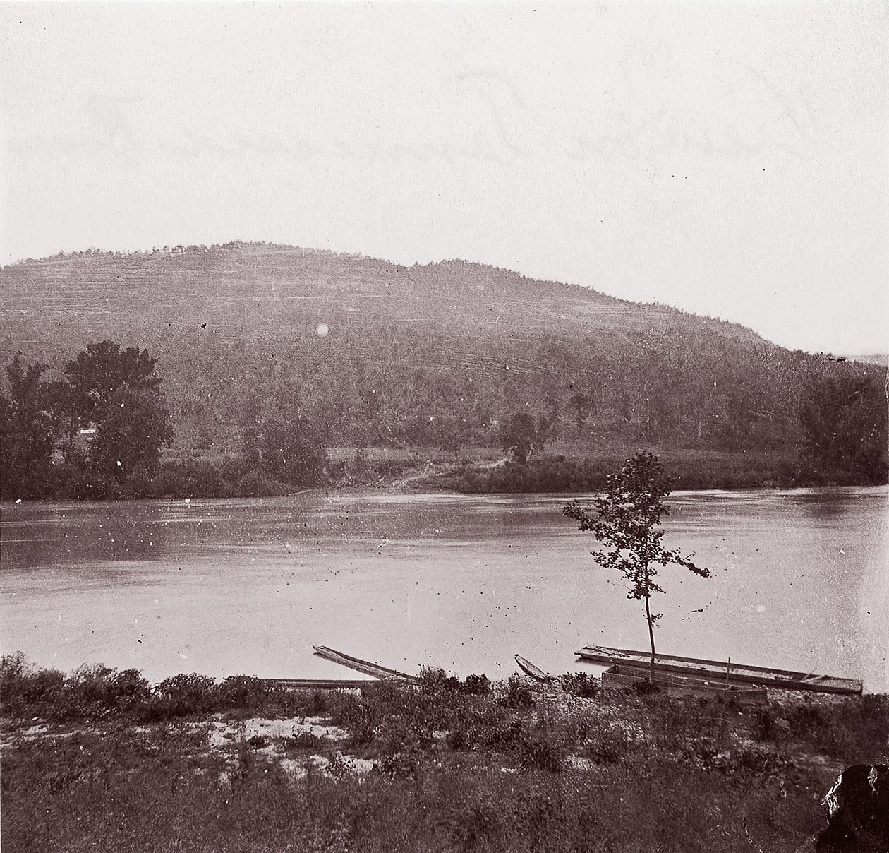 Tennessee Nehri üzerinde görünüm, yaklaşık. 1864. by George N. Barnard