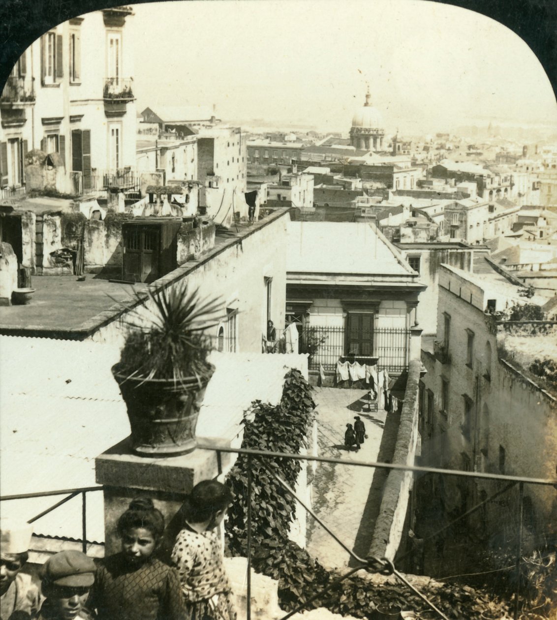 Napoli Tepelerinden, İtalya, c1909. by George Rose