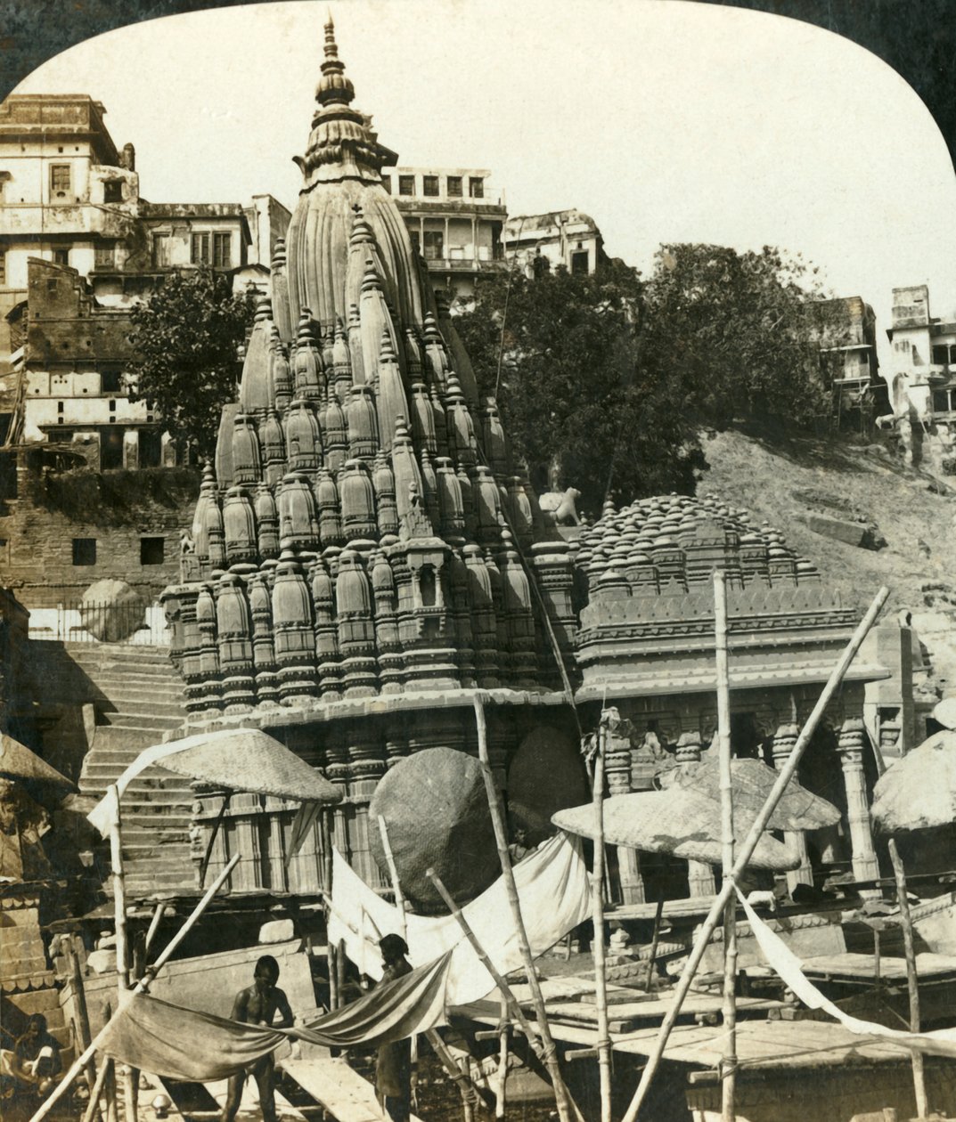 Ganj Kıyısındaki Tapınaklar, Benares, Hindistan, c1909. by George Rose