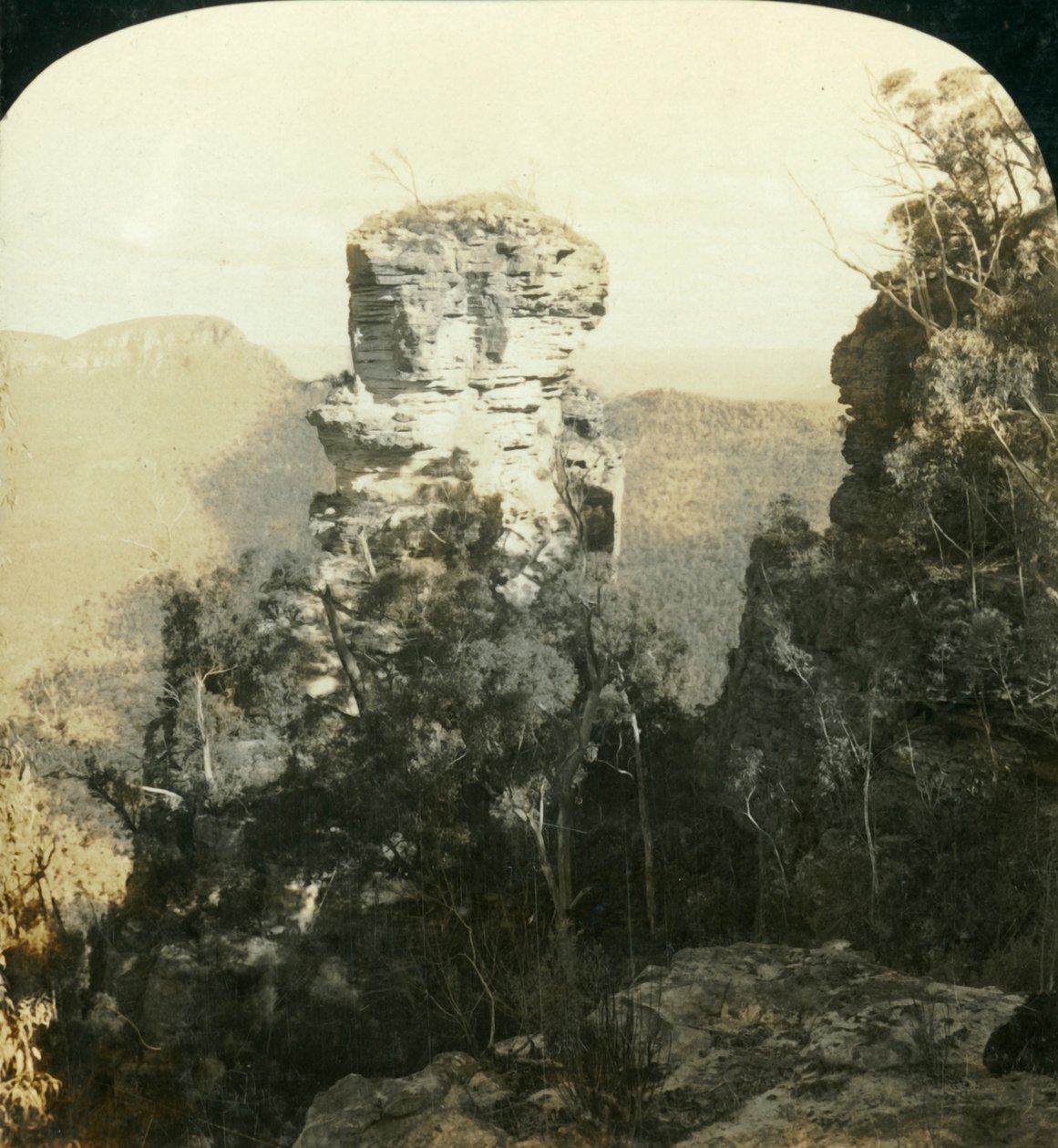 The Orphan and Indian Face Rocks,...Blue Mountains, NSW, Avustralya, 1909. by George Rose