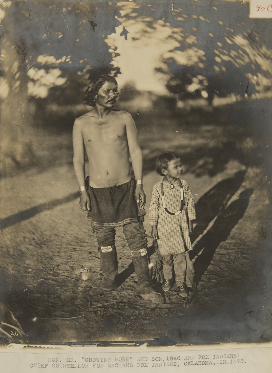Tatlım. Bay Büyüyen Boynuz ve oğlu. (Sac ve Fox Indian) Sac ve Fox Indian'ın baş danışmanı, Oklahoma, 1873'te (fotoğraf) by George W. Ingalls