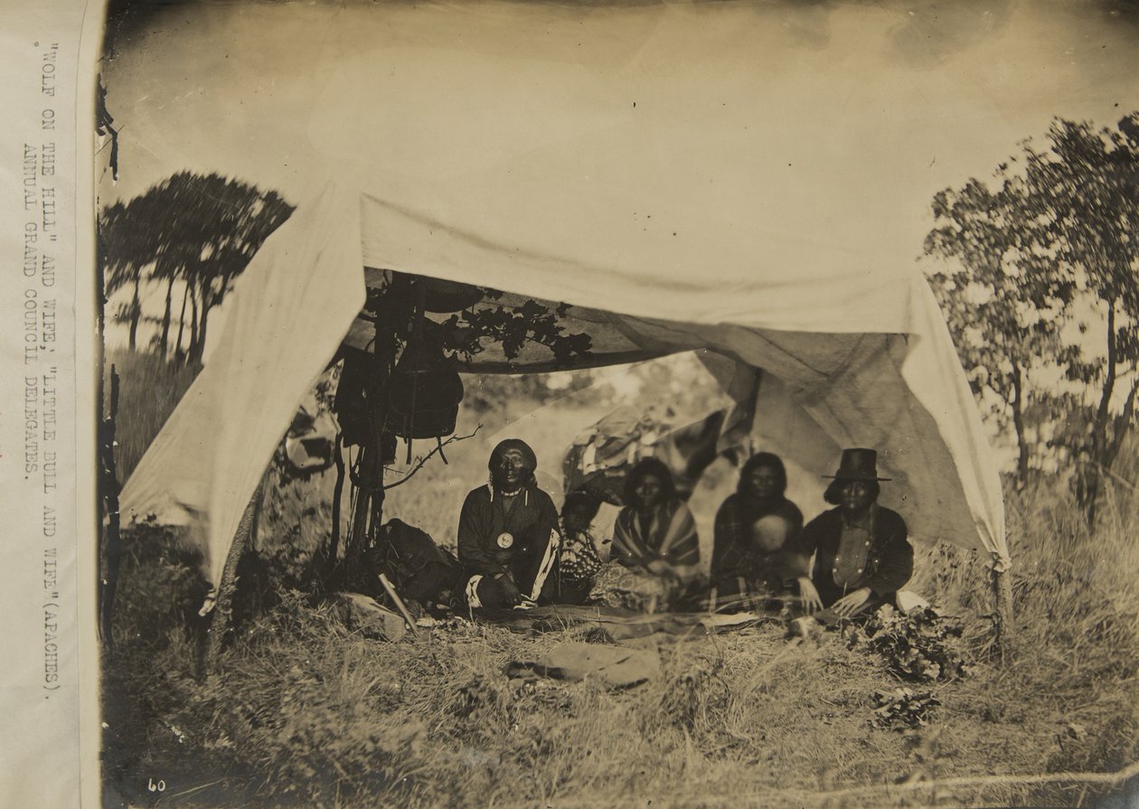 "Tepedeki Kurt" ve eşi; Küçük Boğa ve eşi (Apaçiler) yıllık büyük konsey delegeleri by George W. Ingalls