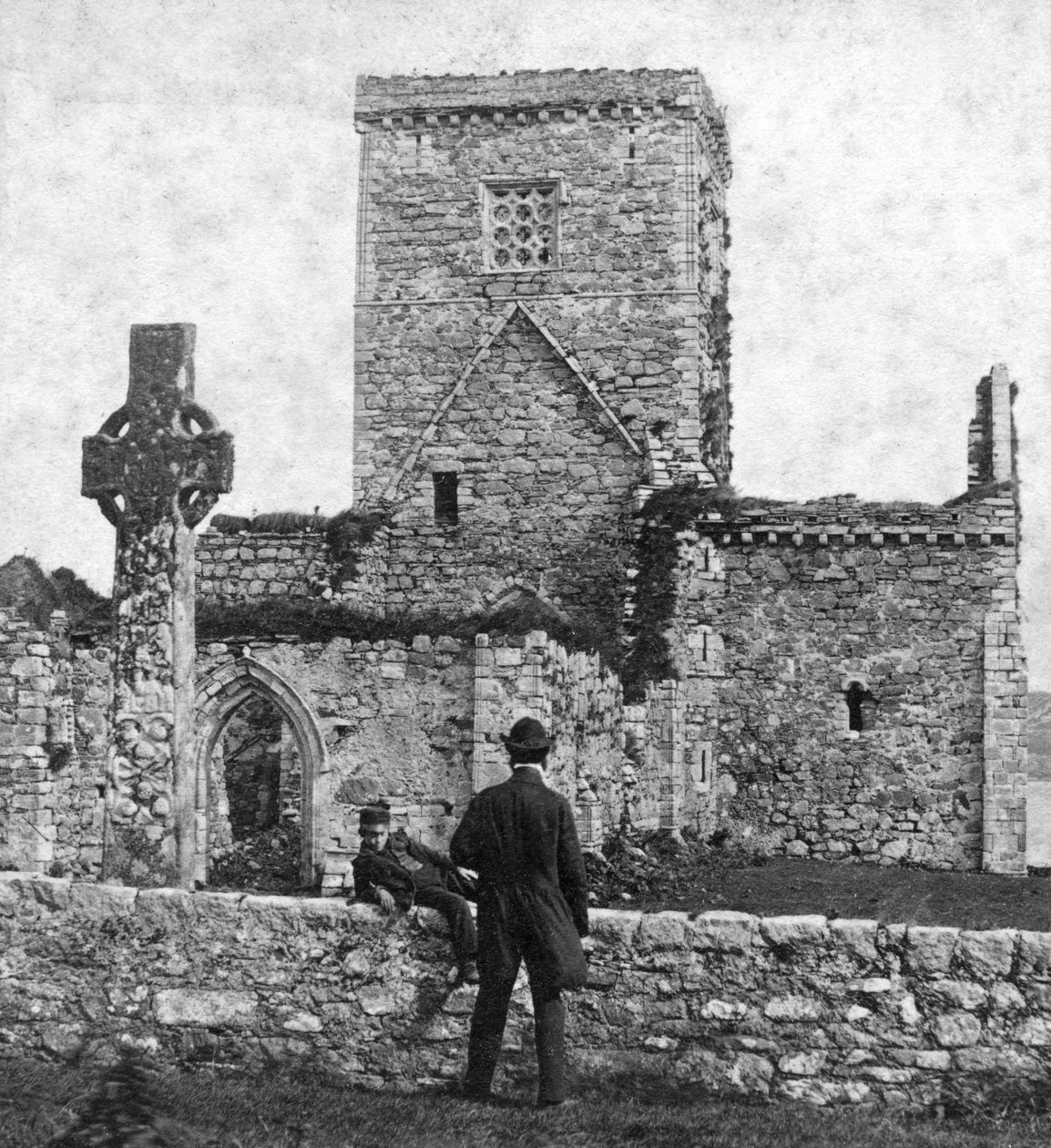 Katedral ve St Martins Cross, Iona, Argyll ve Bute, İskoçya, 19. yüzyılın sonlarında kalıntıları. by George Washington Wilson