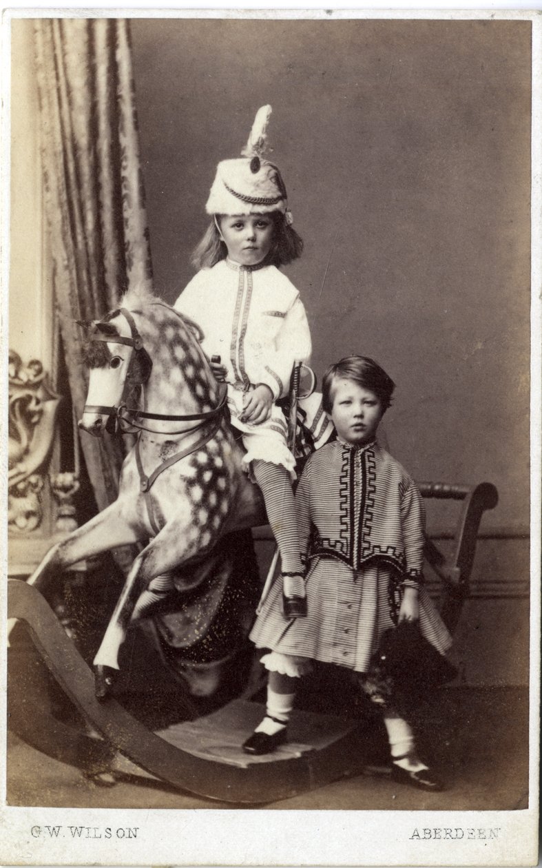 Sallanan at üzerinde şapkalı genç bir kız ve yanında duran başka bir kız, 1860