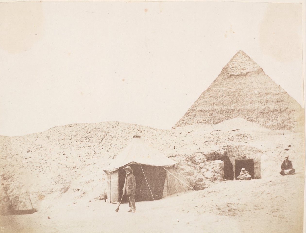 Fotoğrafçı, Khafre Chephren Piramidi Alanındaki Çadırının Önünde, 1851. by George Wilson Bridges