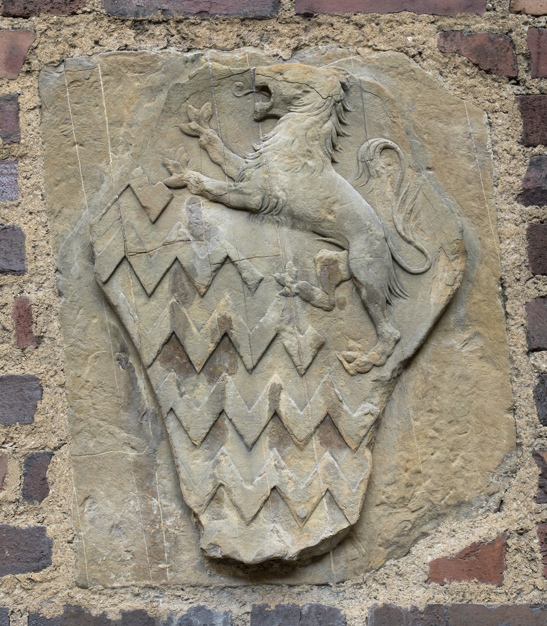 Rucellai Ailesi Arması, yaklaşık 1450-80 (pietra serena) by Geri da workshop of Settignano