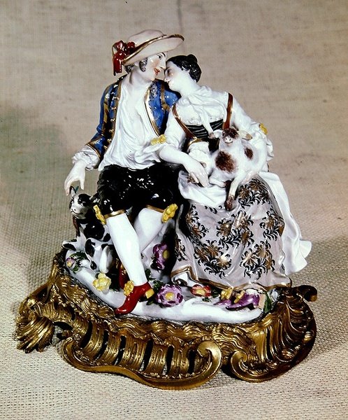 Louis XV stili ormolu kaydırma kaidelerine (porselen) monte edilmiş bir çoban ve çobanın Meissen figürleri by German School