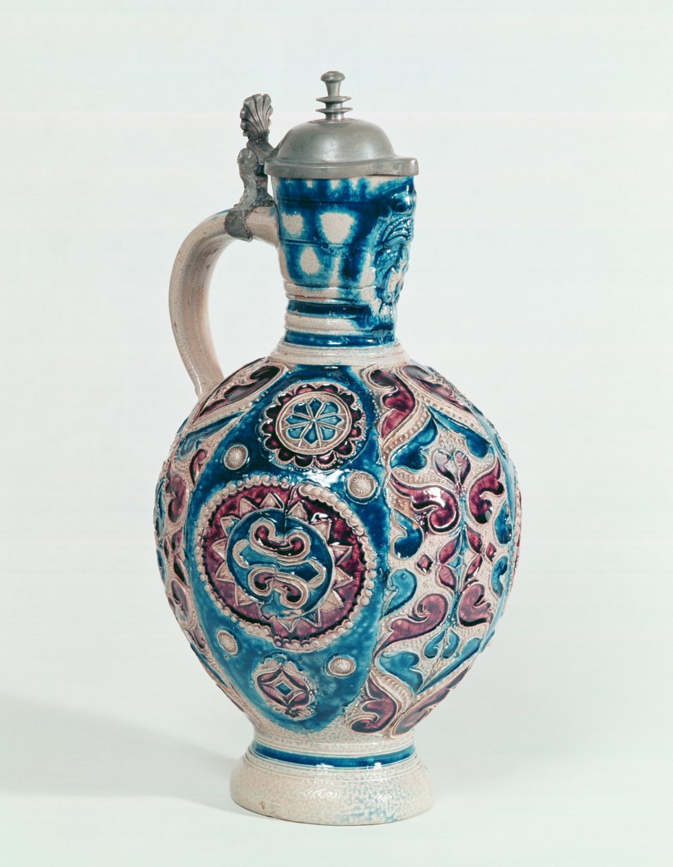 Westerwald sürahisi, c.1640-60 (kalıp süslemeli taş eşya) by German School
