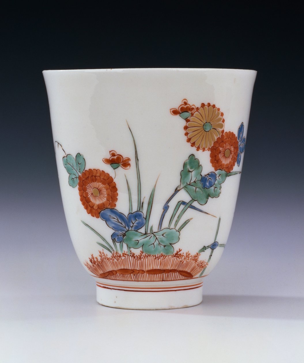 Krizantem ve otlarla boyanmış bir Bottger Kakiemon alevli beher, c.1725 by German School