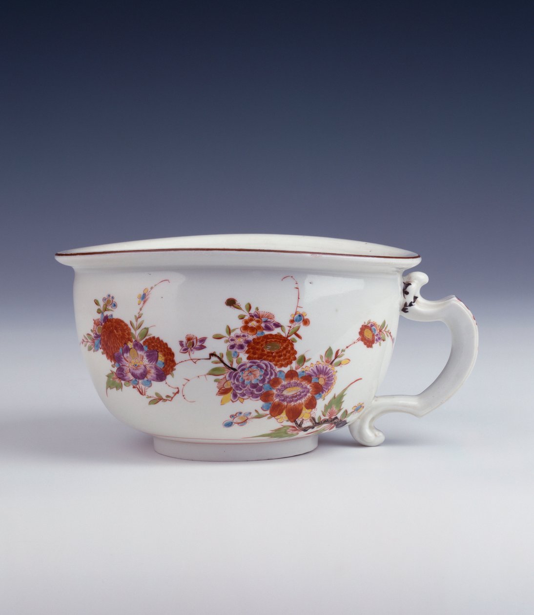 Johann Ehrenfried Stadler tarzında boyanmış düzensiz oval biçimli bir Bottger bourdaloue, c.1725 by German School