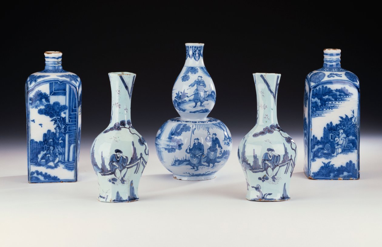 İki Frankfurt mavisi ve beyaz ispirto şişesi, bir çift Frankfurt sekizgen Yan Yan vazosu ve bir Frankfurt mavisi ve beyaz çift kabak vazosu, c.1700-10 (seramik) dahil olmak üzere Çin tarzında Frankfurt mavisi ve beyaz seramiklerden bir seçki ) by German School