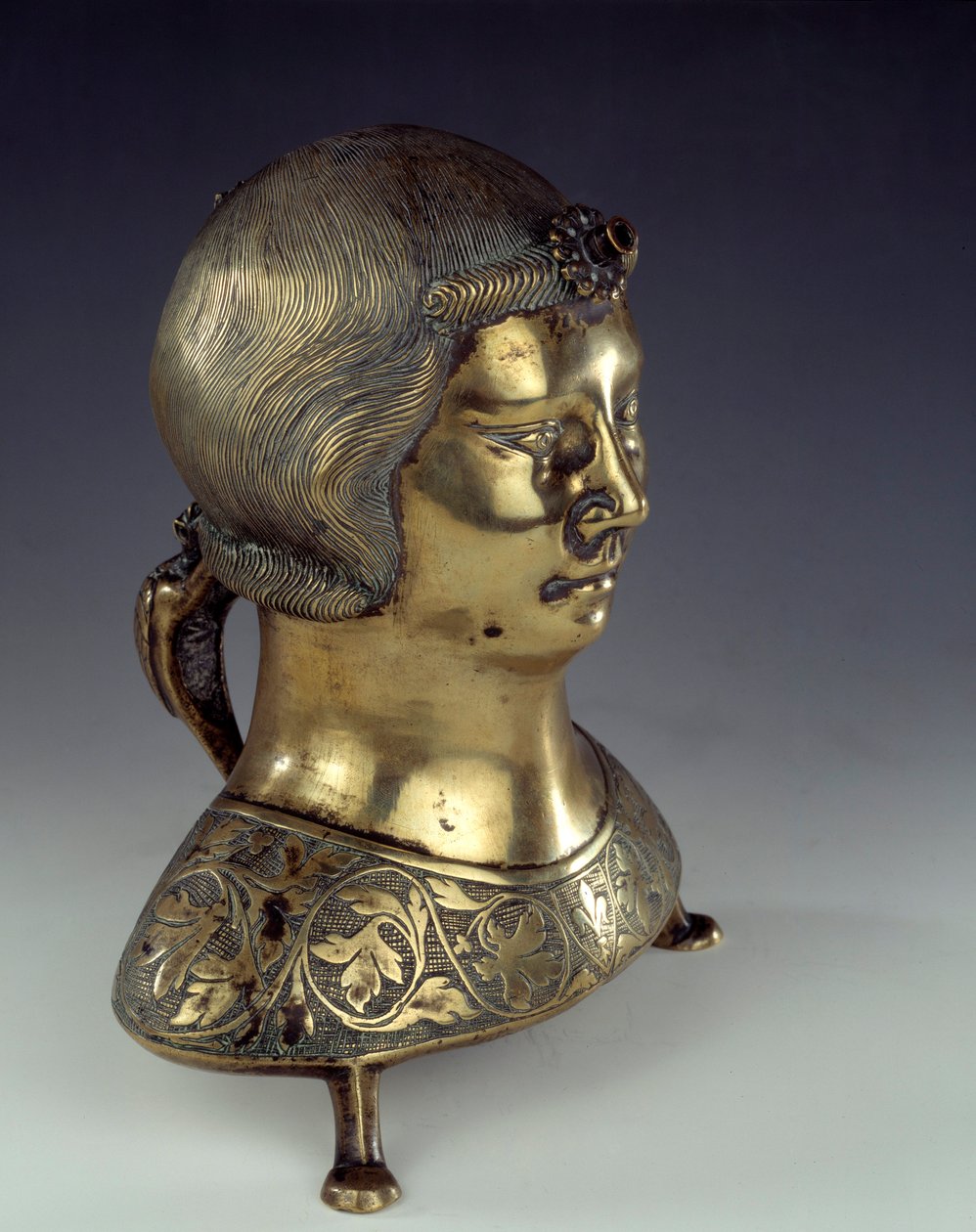 Aquamanile (ayin sırasında rahibin ellerini yıkamak için leğeni) genç bir adamın büstü şeklinde altın bronzdan. 1300-1325. Hildesheim