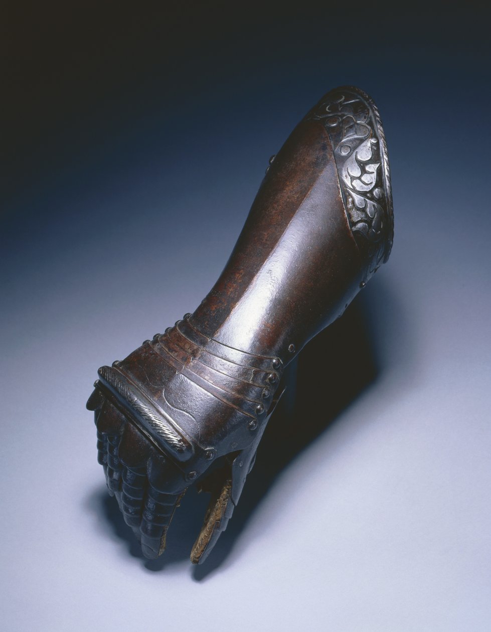 Sağ el için siyah beyaz dirsek eldiveni, c.1570 by German School