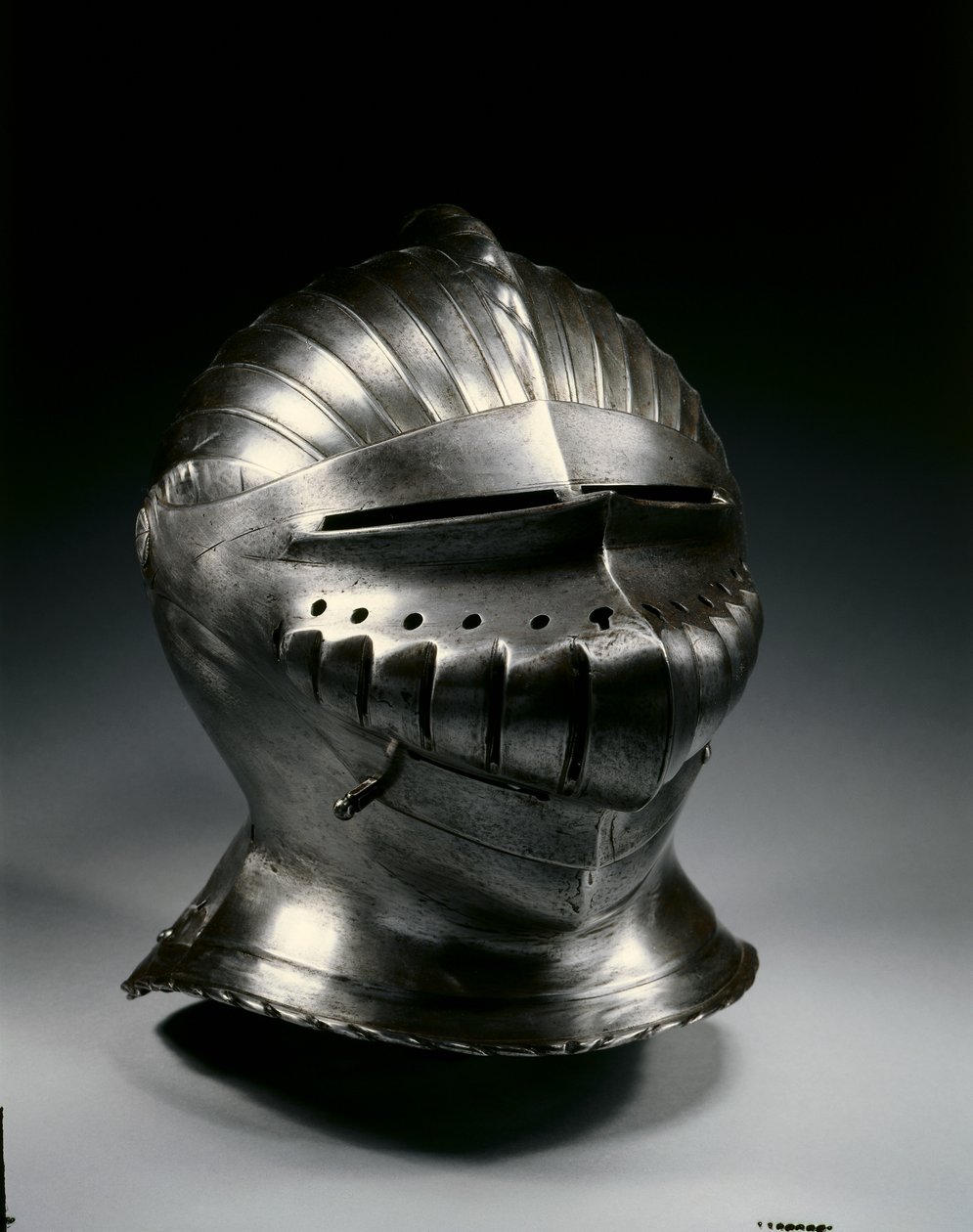 Maximilian tarzında yakın kask, c.1510-30 by German School
