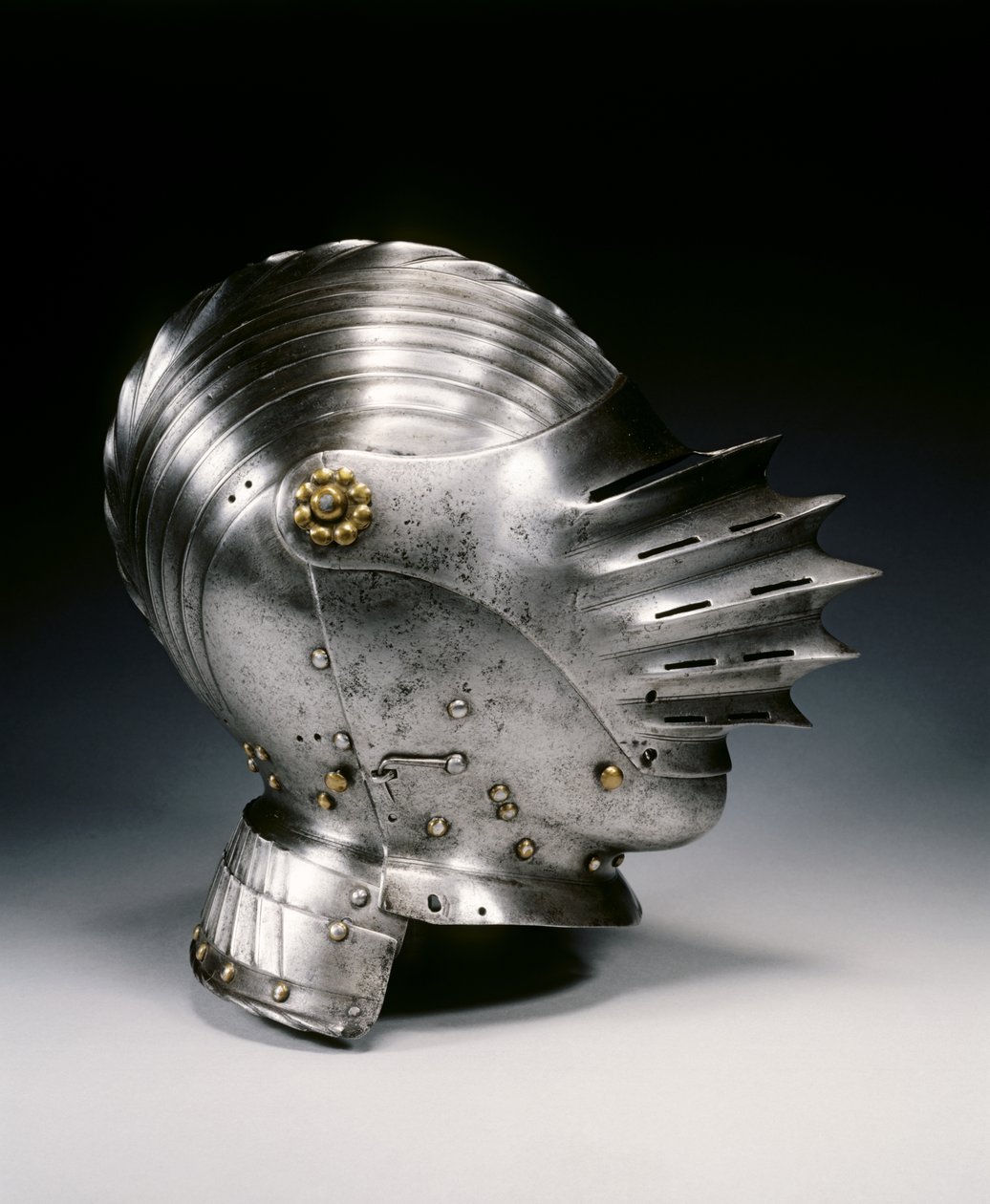 Maximilian tarzında yakın kask, c.1520 (çelik ve pirinç) by German School