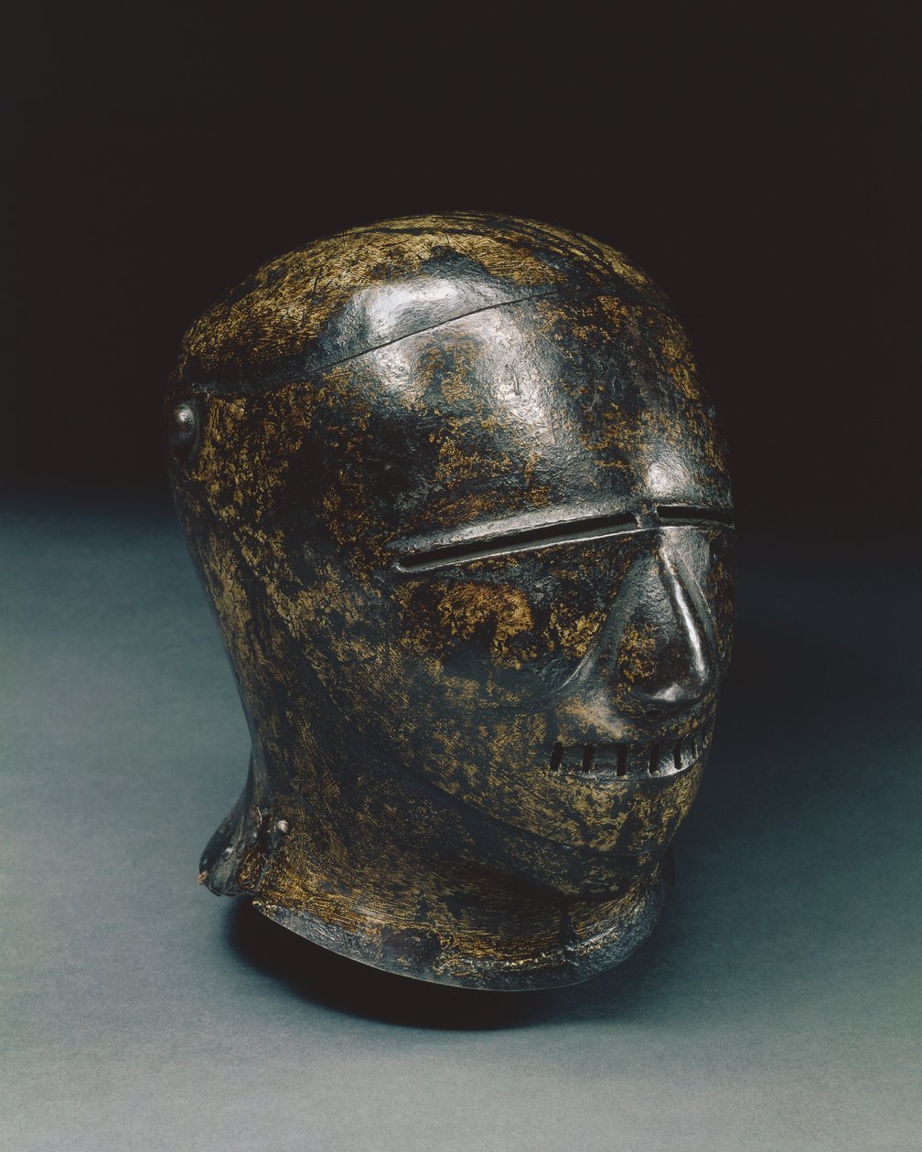 Grotesk yüzlü kapalı sallet veya Schembart vizör, Nürnberg, c.1500 (boyalı çelik) by German School