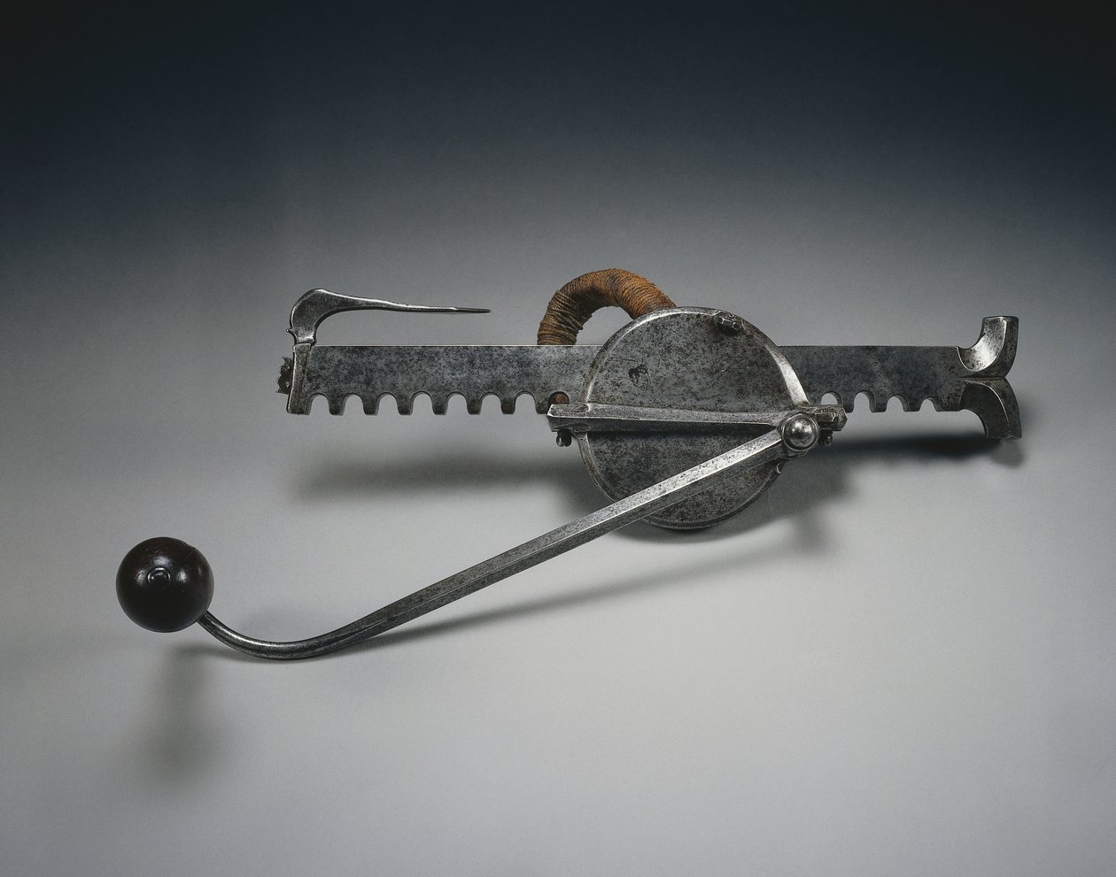Cranequin, c.1528 (keten kordonlu ve ahşap saplı çelik) by German School