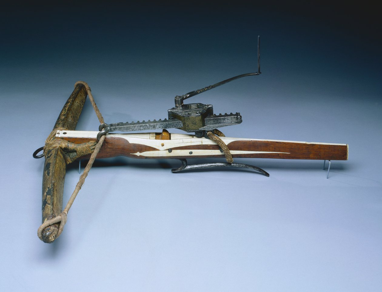 ಅಡ್ಡಬಿಲ್ಲು, c.1460-70 (ಮರ, ಮೂಳೆ, ಕೊಂಬು, ಕಬ್ಬಿಣ, ಉಕ್ಕು ಮತ್ತು ಚರ್ಮಕಾಗದ) ಟರ್ಕಿ by German School