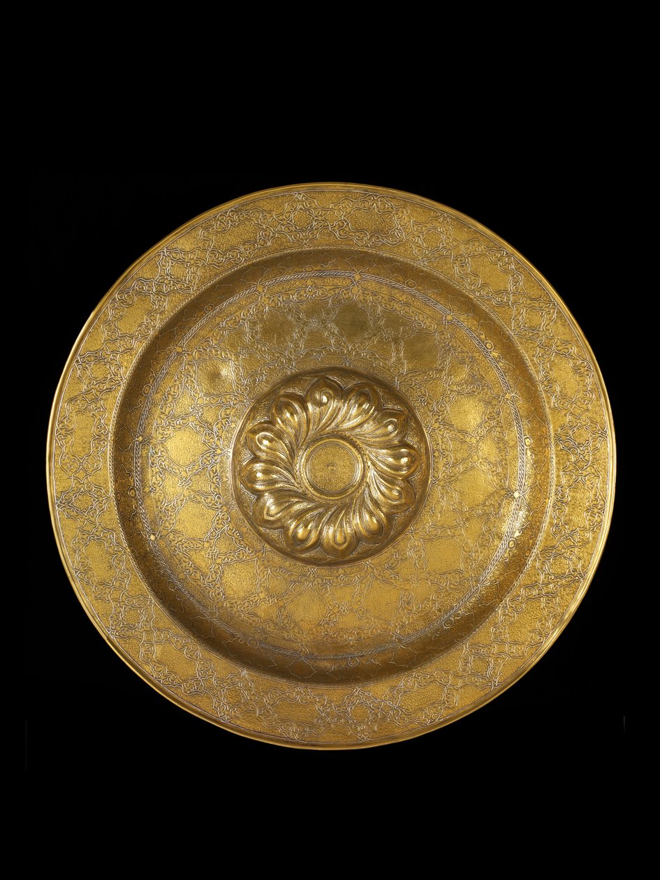 Gümüş kakmalı, pirinç işlemeli tabak, merkezi madalyon, yeniden sarmal gadroonlarla çevrili, 1500-1525 by German School