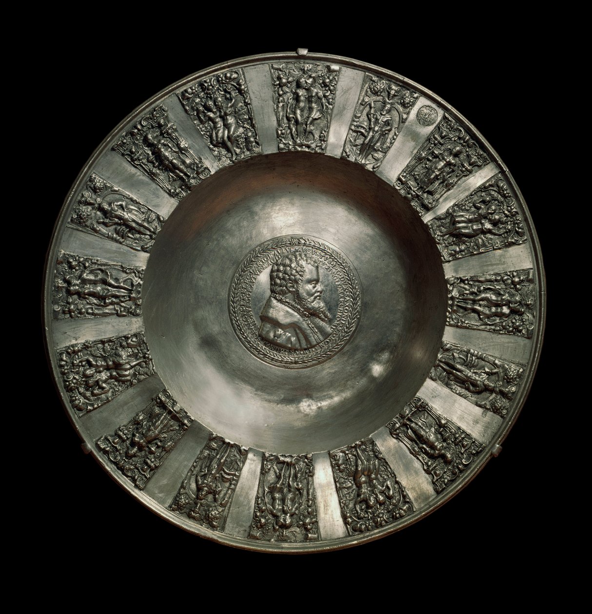 Alman sanatı: 1560 civarında teneke sakson tabağı. Paris, Louvre Müzesi by German School